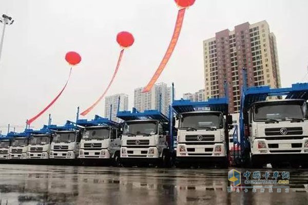 搭載東風康明斯發(fā)動機的東風天錦轎運車