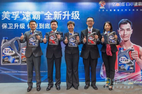 ?？松梨?中國(guó))投資有限公司高管慶祝美孚?速霸?系列產(chǎn)品全新升級(jí)