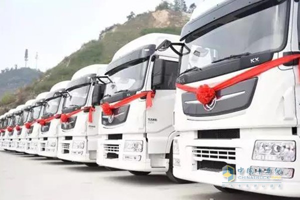 搭載東康ISZ480發(fā)動機的東風天龍旗艦交付車輛一字排開