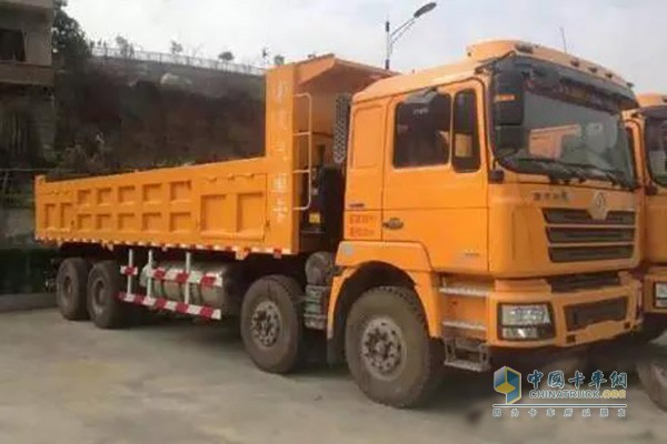 自卸車