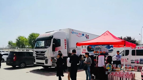 上汽紅巖中置軸貨運列車