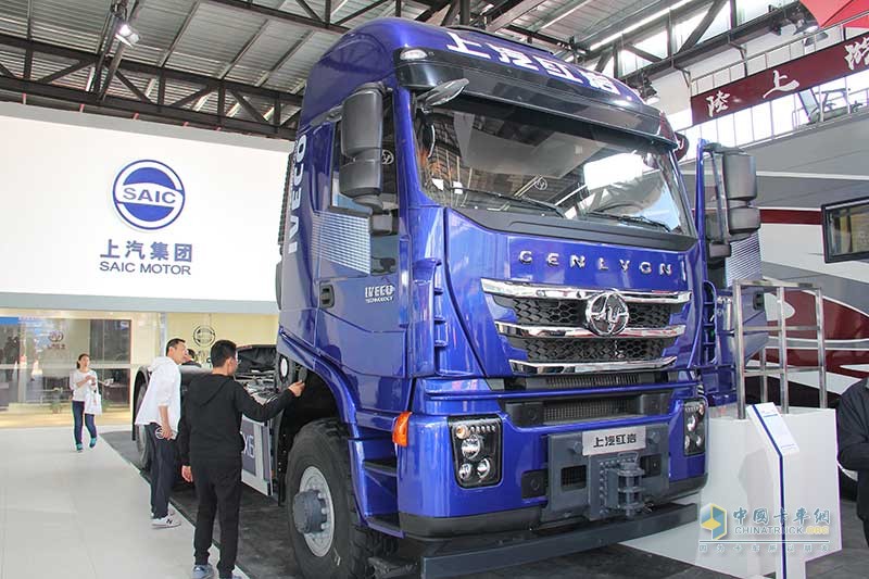 上汽紅巖 杰獅重卡 560馬力 6×6 大件運(yùn)輸牽引車