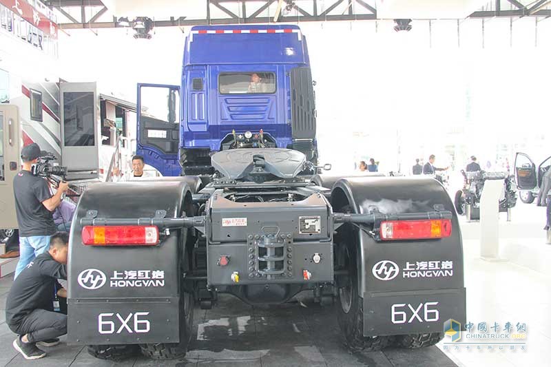 上汽紅巖 杰獅重卡 560馬力 6×6 大件運(yùn)輸牽引車