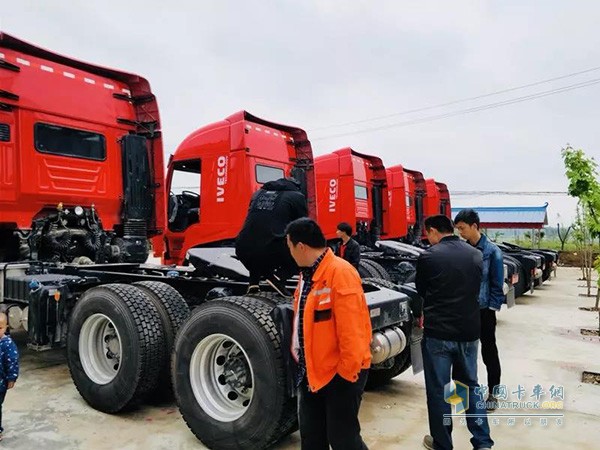 到場客戶在了解紅巖杰獅冠軍版車型