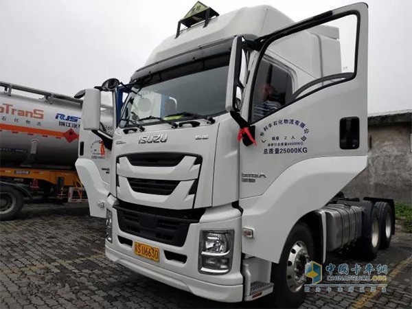 380馬力巨咖6×4危險(xiǎn)品運(yùn)輸車
