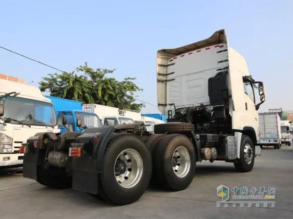 巨咖6×4危險(xiǎn)品運(yùn)輸車