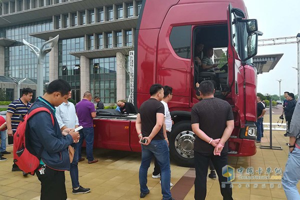 客戶(hù)爭(zhēng)相觀摩全新一代斯堪尼亞S500