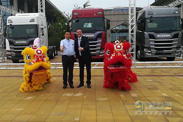 　濟(jì)寧市瑞力汽車(chē)有限公司董事長(zhǎng)賈永存和斯堪尼亞中國(guó)財(cái)務(wù)總監(jiān)史蘭德為新品以及舞獅表演點(diǎn)贊