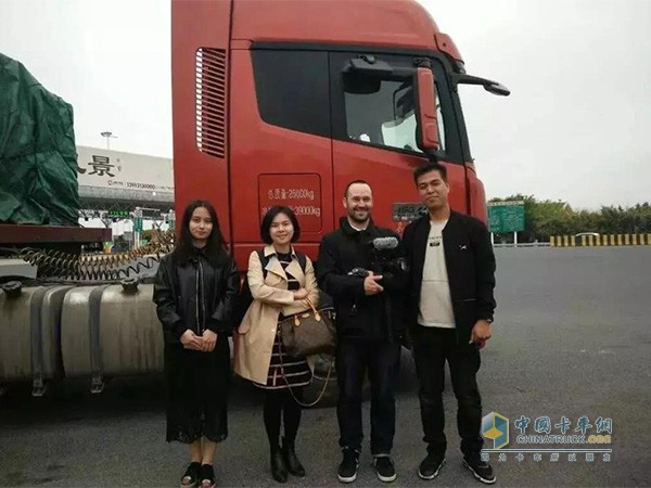 何力被選為“中國卡車司機代表”，并與記者合影