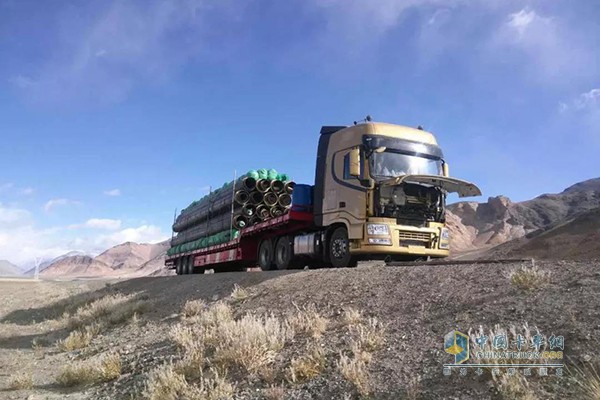 在班公湖拋錨的東風(fēng)卡車(chē)