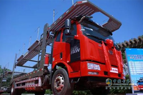 轎運(yùn)車靜待客戶參觀