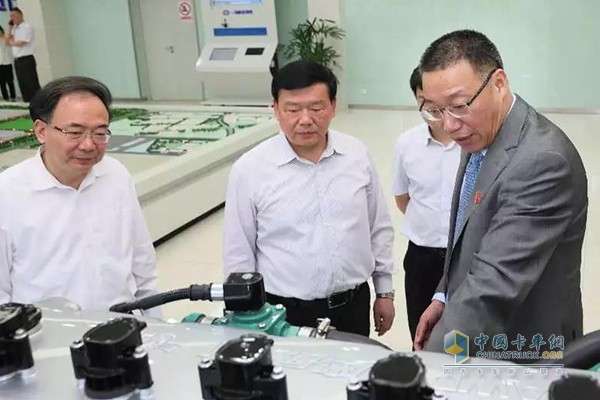 省、市領(lǐng)導(dǎo)班子調(diào)研錫柴重型柴油機(jī)惠山基地