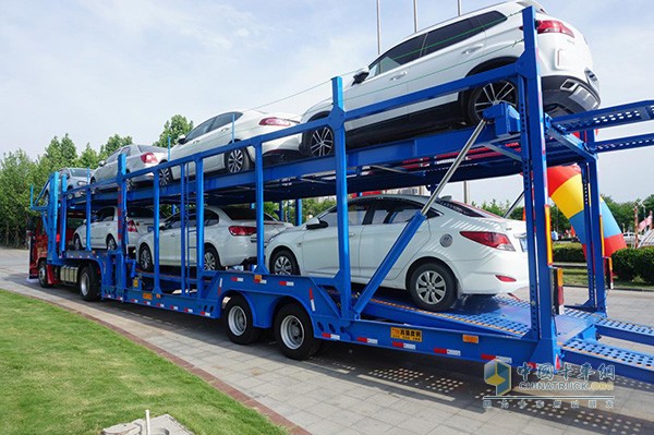 中國重汽轎運(yùn)車裝載展示