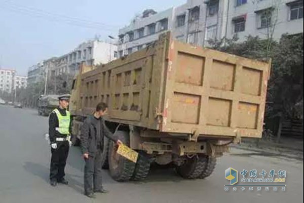 車牌保持清晰、完整并按規(guī)定懸掛