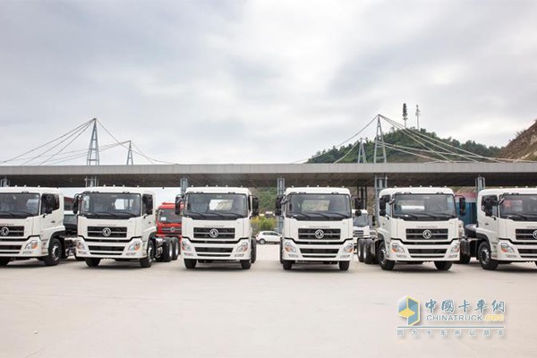 6臺東風(fēng)天龍已裝載完畢，等待發(fā)車