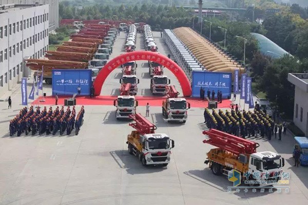 徐工百臺(tái)混凝土機(jī)械產(chǎn)品發(fā)車(chē)儀式