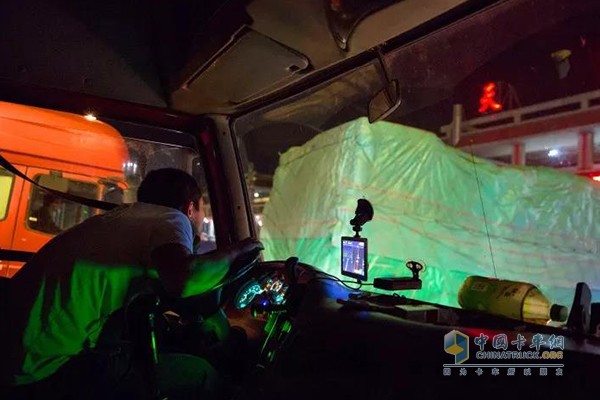 收費(fèi)站堵車是常態(tài)，經(jīng)常讓卡車司機(jī)心急如焚
