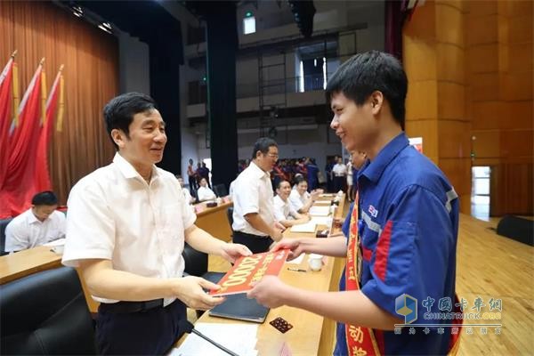 玉柴集團董事局主席晏平為獲獎?wù)哳C獎