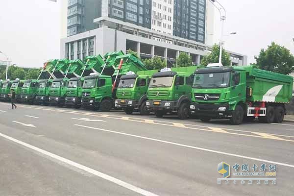 “擁抱綠色美好生活” 北奔城市智能渣土車(chē)交車(chē)儀式現(xiàn)場(chǎng)