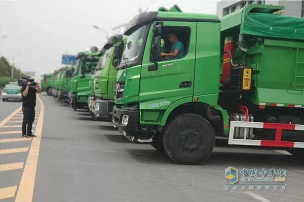 “擁抱綠色美好生活” 北奔城市智能渣土車(chē)交車(chē)儀式現(xiàn)場(chǎng)