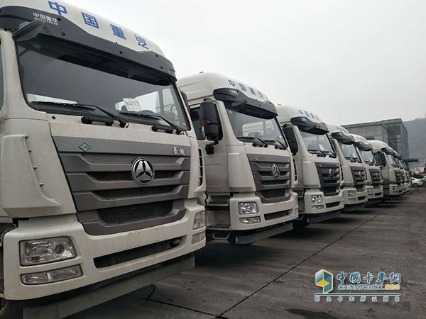 重汽豪瀚J7G LNG牽引車(chē)