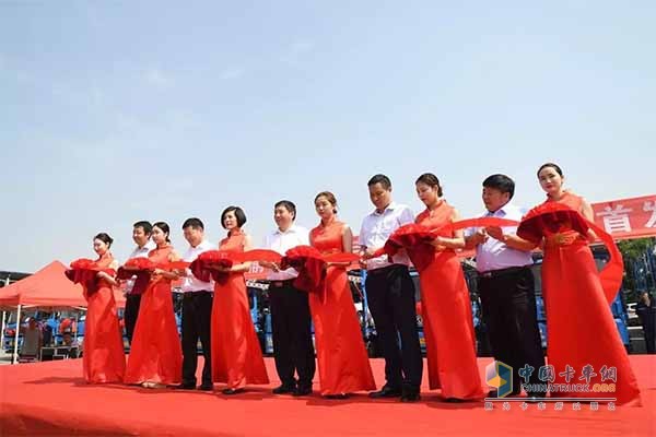 深圳市風(fēng)神運(yùn)輸有限公司中置軸轎運(yùn)車發(fā)車儀式