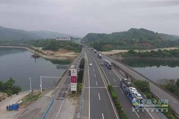 東風(fēng)天錦中置軸轎運(yùn)改裝車在路上
