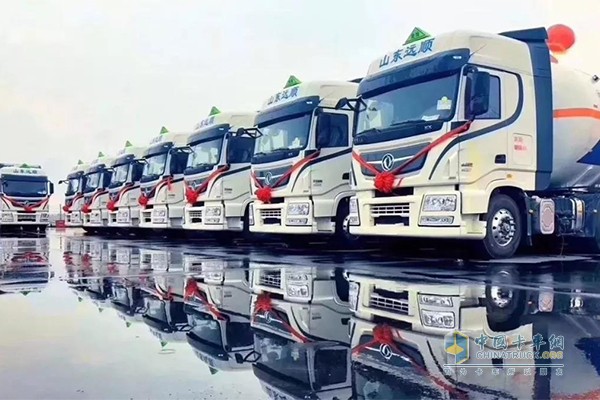 20臺(tái)東風(fēng)天龍旗艦危化版運(yùn)輸車(chē)交付山東遠(yuǎn)順公司