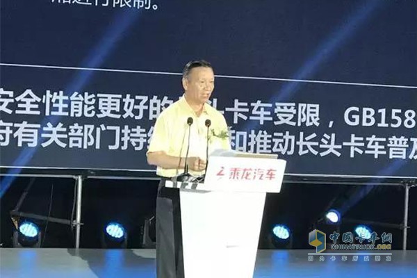 中國物流學(xué)會副會長、中國物流與采購聯(lián)合會常務(wù)理事、 中國物流商用車專家委員會首席專家惲綿先生致辭