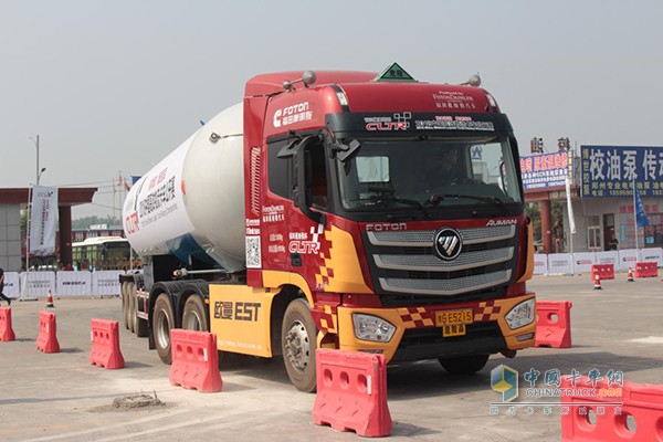 歐曼超級(jí)卡車?；奋嚱^對(duì)安全