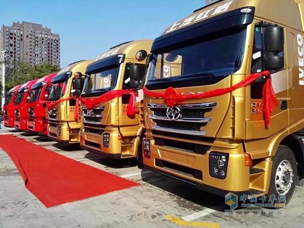 第一款智能網(wǎng)聯(lián)6×6全驅(qū)大件運(yùn)輸車(chē)