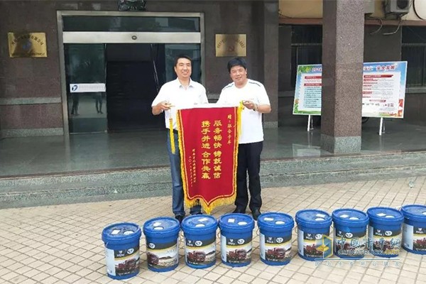 走訪過程中，河南客戶向聯(lián)合卡車贈(zèng)送錦旗表示感謝