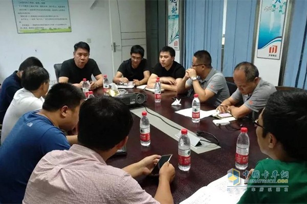 走訪小組向東馳物流方春總經(jīng)理詢問了整車使用情況，并現(xiàn)場(chǎng)解答關(guān)于車輛的一些具體疑問