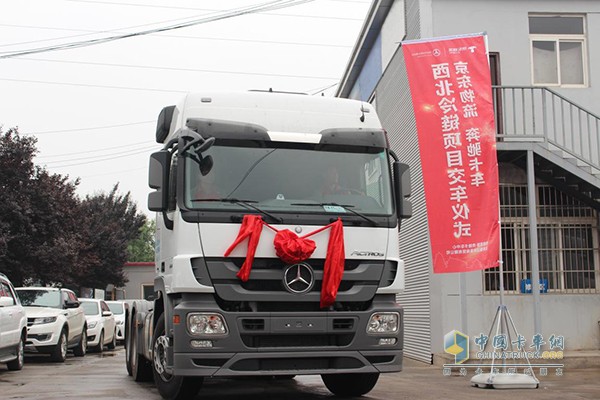 梅賽德斯奔馳卡車(chē)不負(fù)眾托