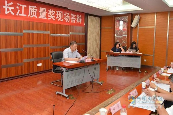 2017年8月1日，2017年湖北省第七屆長江質(zhì)量獎評審答辯會在省質(zhì)監(jiān)局舉行，東風(fēng)公司黨委常委、副總經(jīng)理，東風(fēng)商用車有限公司總經(jīng)理、黨委書記楊青代表東風(fēng)商用車參加現(xiàn)場答辯