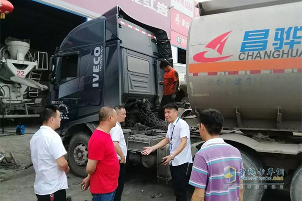 閔師傅來(lái)到上汽紅巖服務(wù)中心，服務(wù)走訪人員進(jìn)行訪問(wèn)