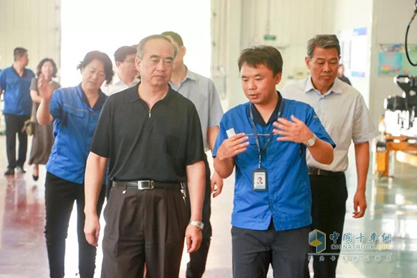 山西省委常委、常務(wù)副省長(zhǎng)、省政府黨組副書(shū)記林武赴江鈴重汽進(jìn)行調(diào)研