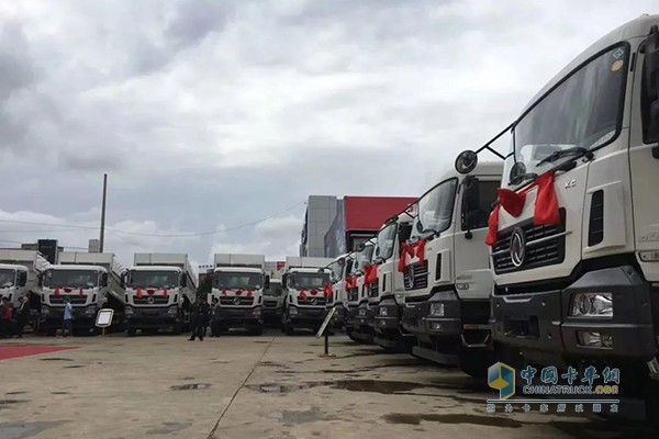 50臺東風天龍KC新型智能環(huán)保渣土車交付云南寶道汽車銷售服務有限公司