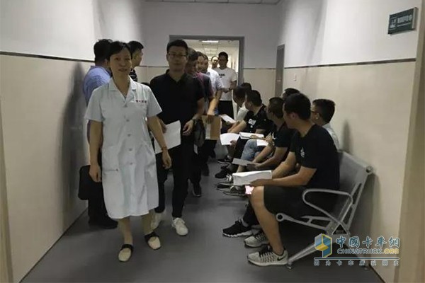醫(yī)護人員親自帶隊，積極引導