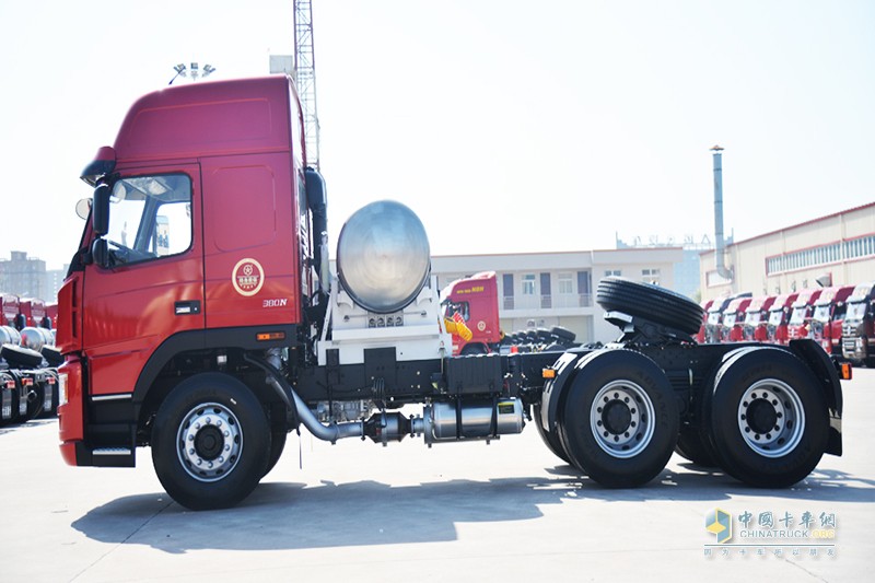 大運(yùn)重卡 新N8E 6×4 380/400馬力LNG系列牽引車(chē)