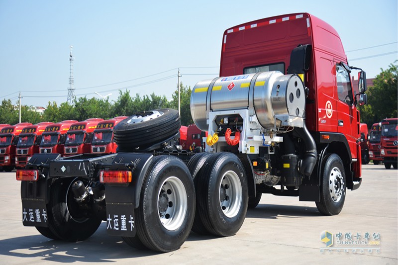 大運(yùn)重卡新N8E 6×2 380馬力LNG牽引車(chē)