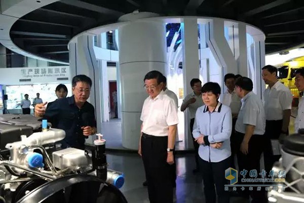 中共中央委員、國(guó)家海關(guān)總署黨組書記、署長(zhǎng)倪岳峰，山東省副省長(zhǎng)任愛榮，濟(jì)南市委副書記、市長(zhǎng)孫述濤到中國(guó)重汽考察調(diào)研