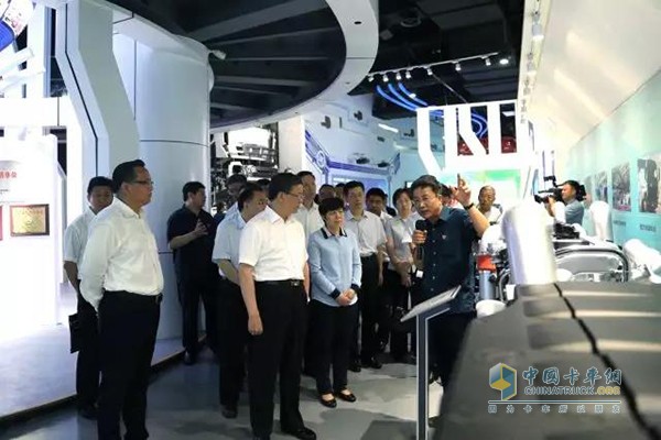中共中央委員、國(guó)家海關(guān)總署黨組書記、署長(zhǎng)倪岳峰到中國(guó)重汽考察調(diào)研