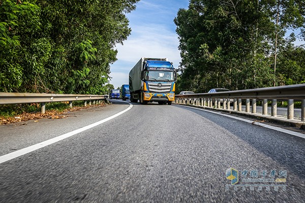 正在進(jìn)行道路實(shí)況賽的歐曼EST超級卡車