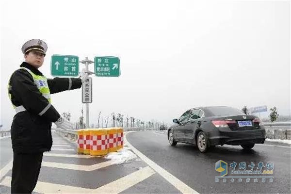 2018年7月16日起渝湘高速黔江段(保家至黔江西)實施交通管制