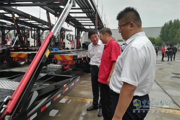 與會(huì)領(lǐng)導(dǎo)了解宏昌天馬中置軸轎運(yùn)車