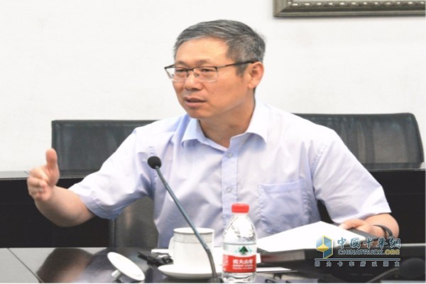 一汽集團總經(jīng)理助理，解放事業(yè)本部本部長、黨委書記，解放公司董事長、黨委書記胡漢杰