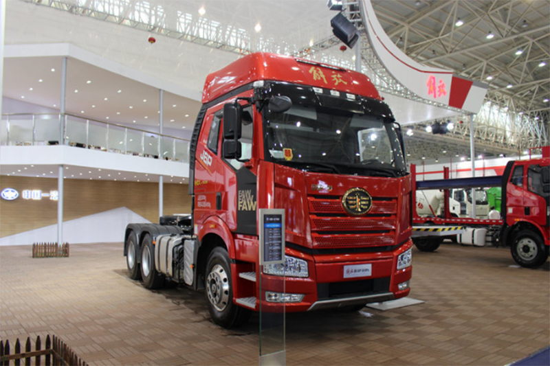 一汽解放 新J6P重卡 領(lǐng)航版 500馬力 6X4牽引車(chē)