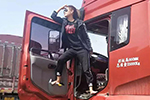 90后女神司機(jī)為愛(ài)開(kāi)車(chē) 東風(fēng)卡車(chē)見(jiàn)證幸福之路