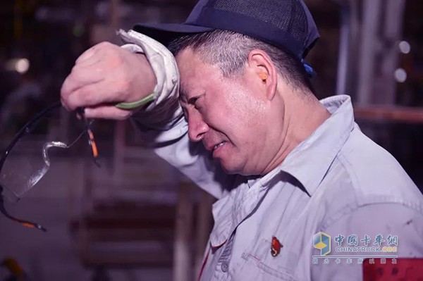 在這炎炎夏日穿著這身衣服工作，著實感到悶熱。